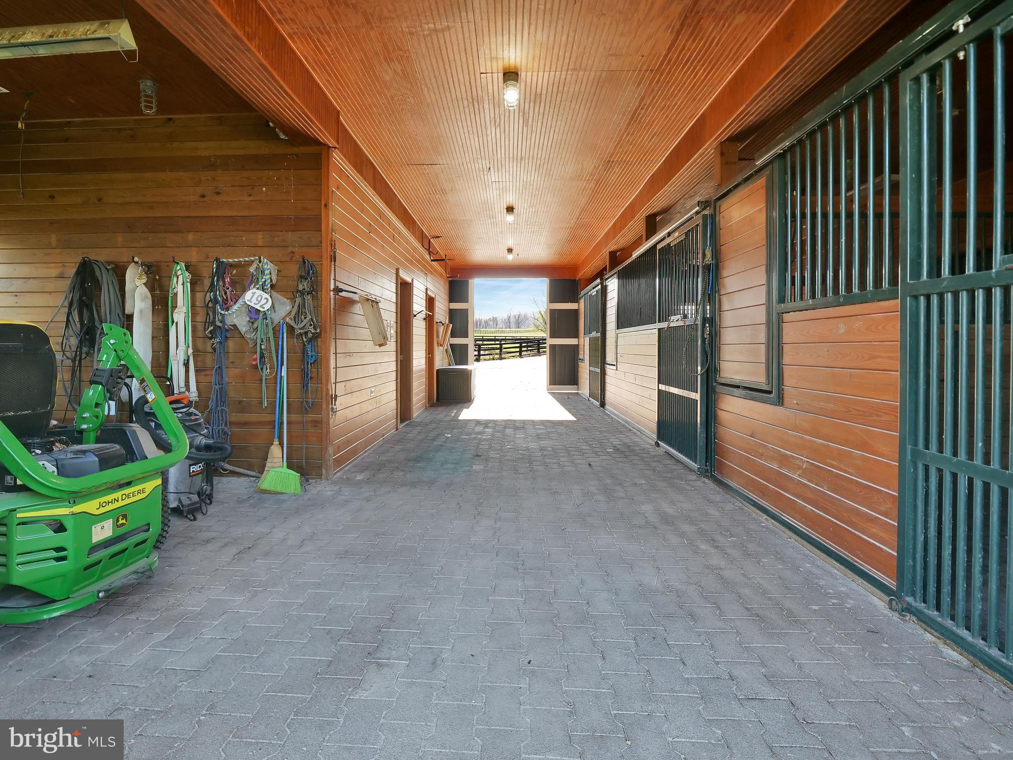 E DEBUTTS LAND - Residential