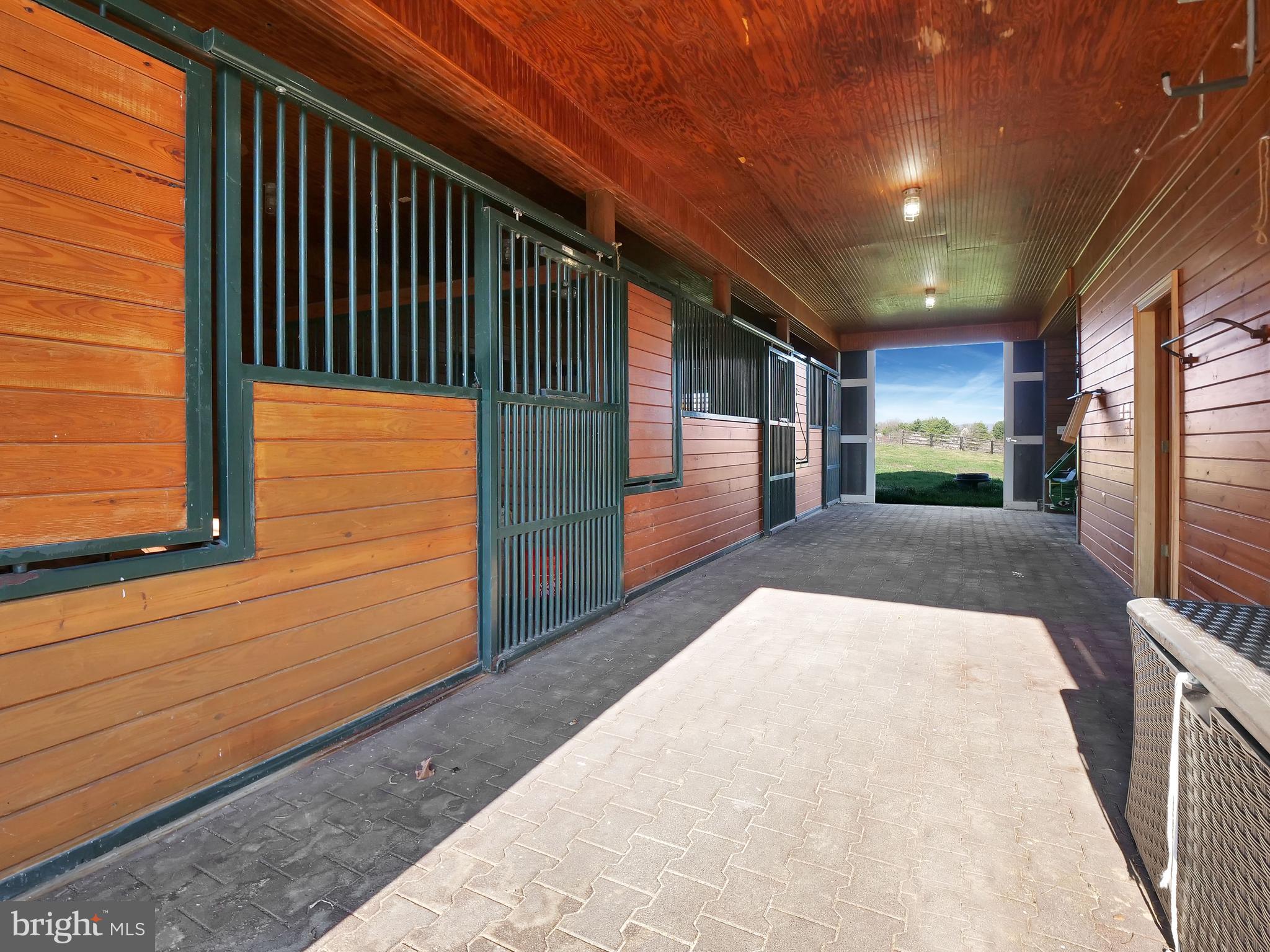 E DEBUTTS LAND - Residential