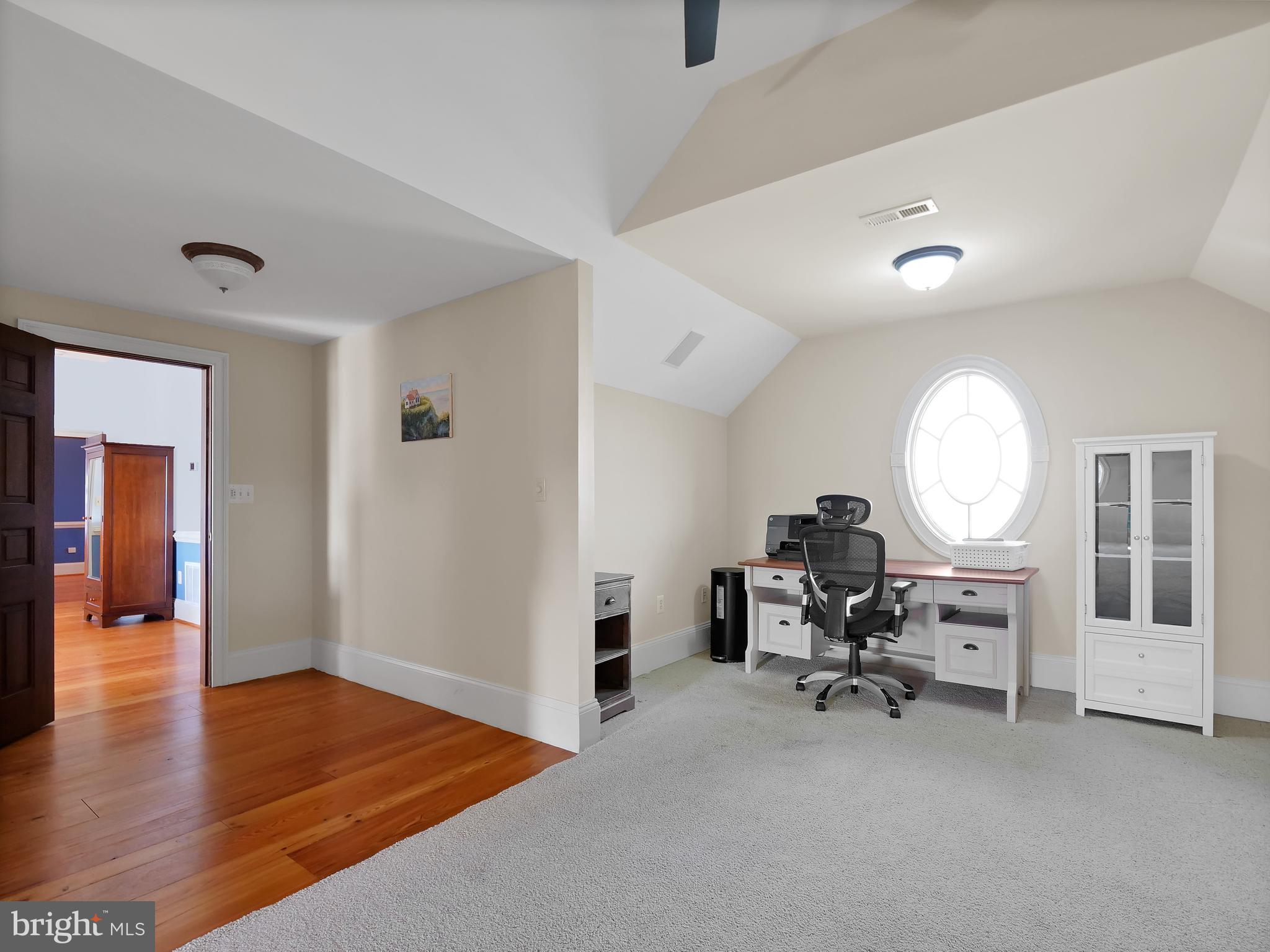 E DEBUTTS LAND - Residential