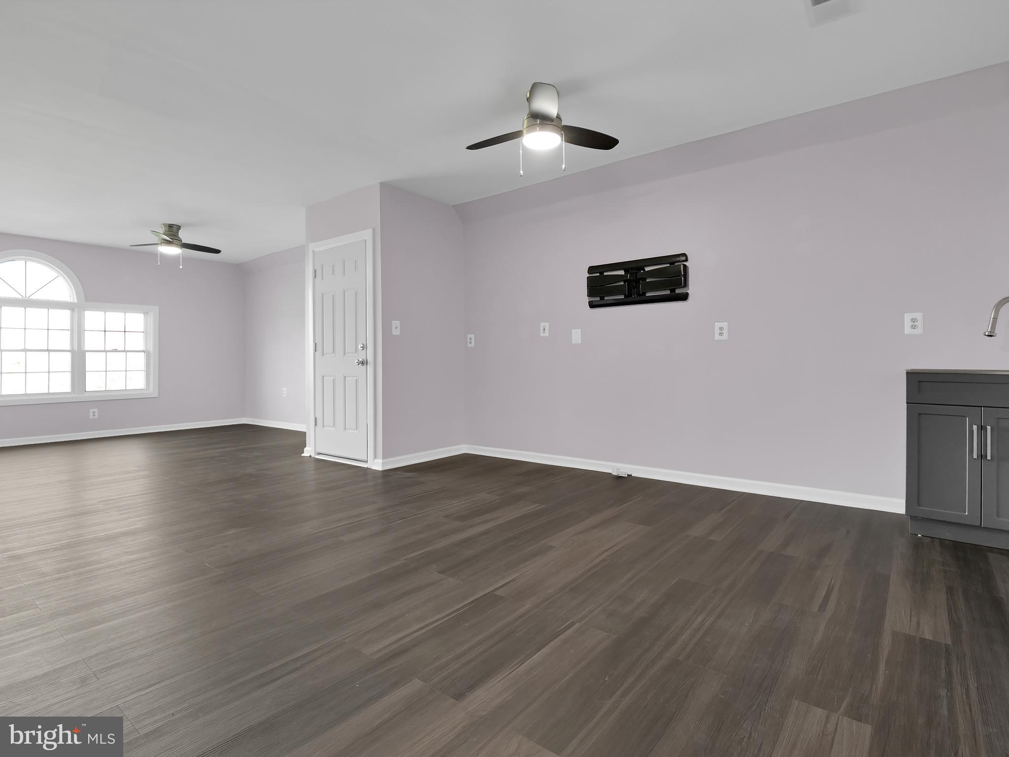 E DEBUTTS LAND - Residential