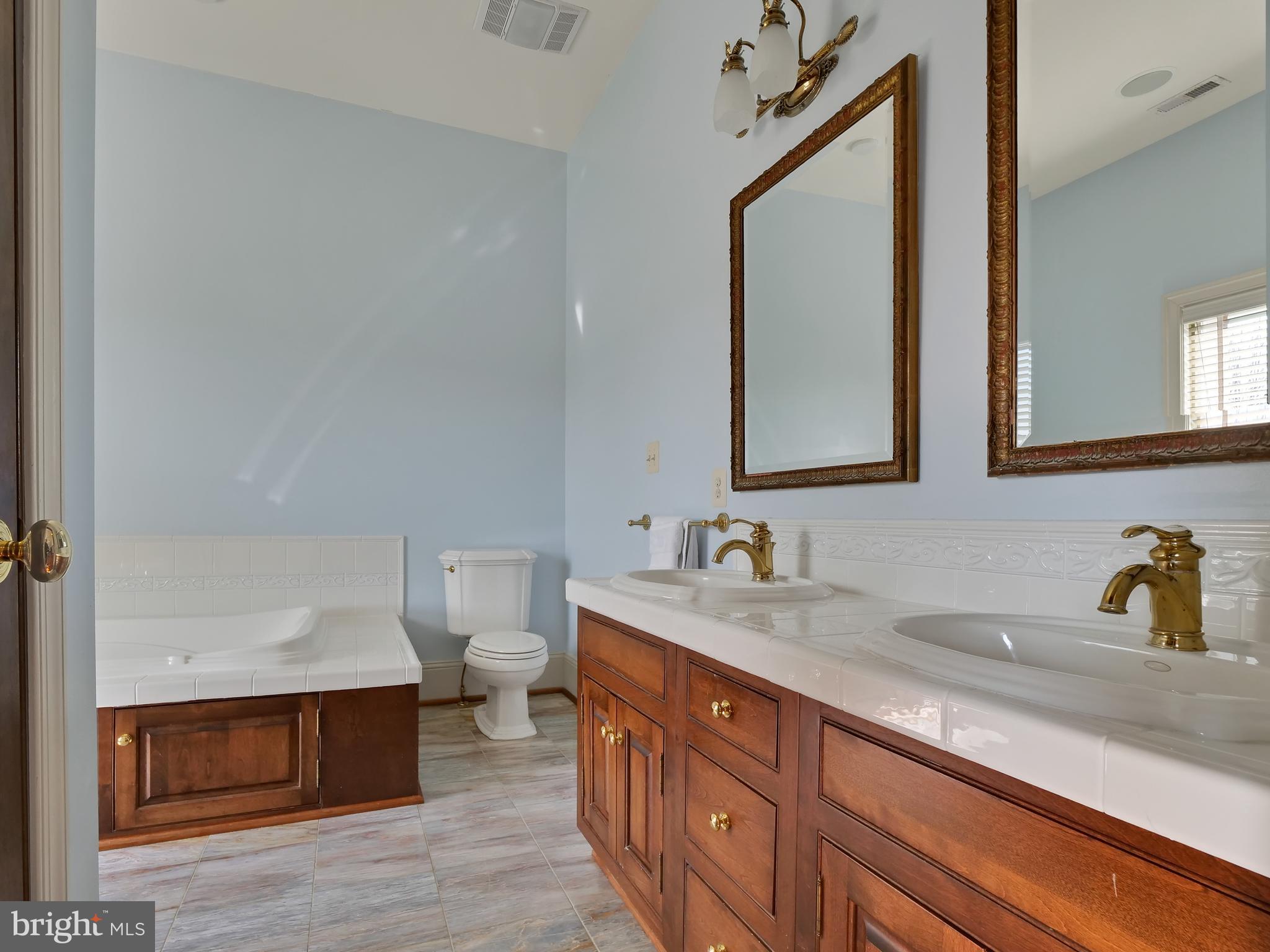 E DEBUTTS LAND - Residential