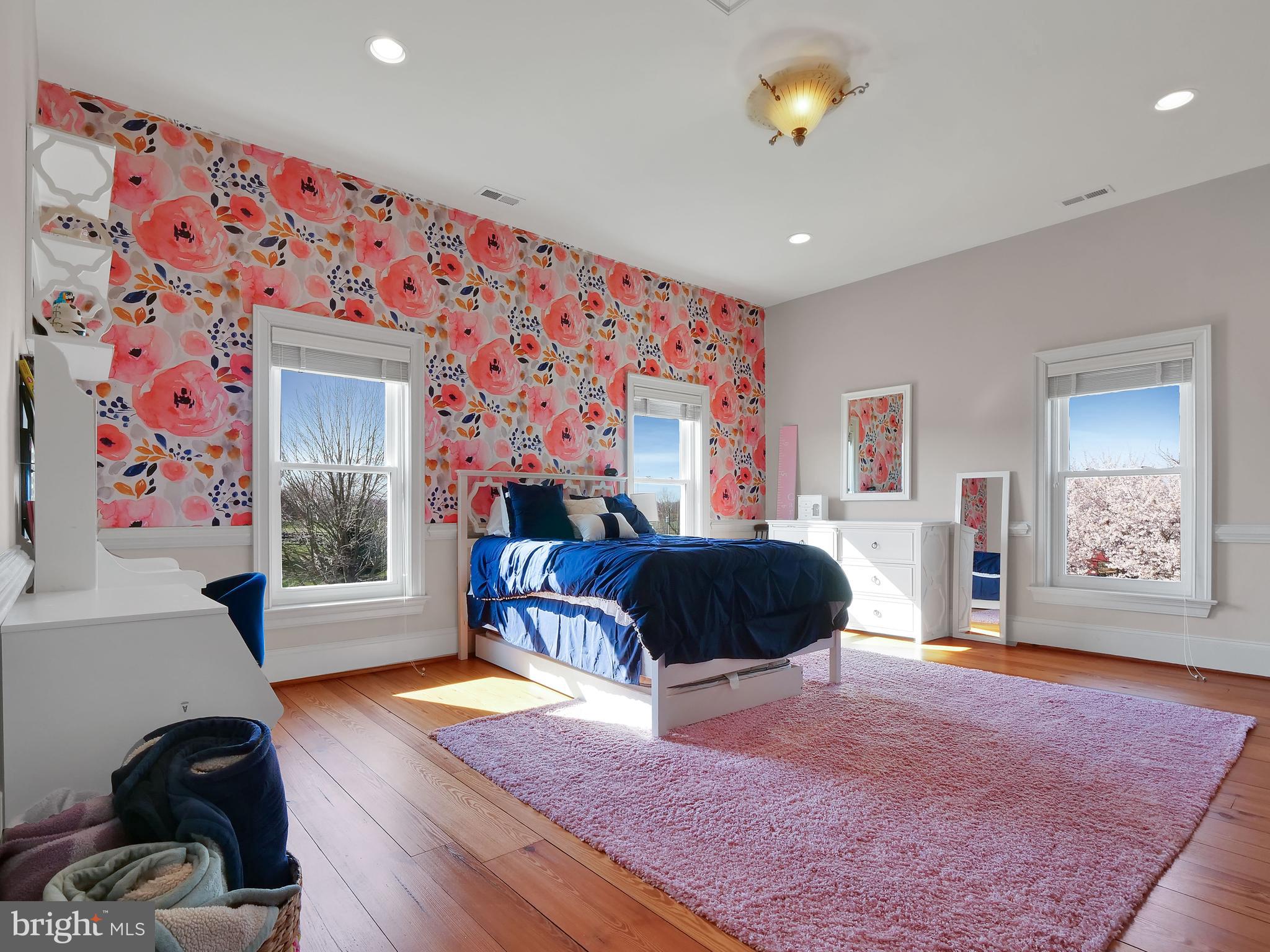 E DEBUTTS LAND - Residential