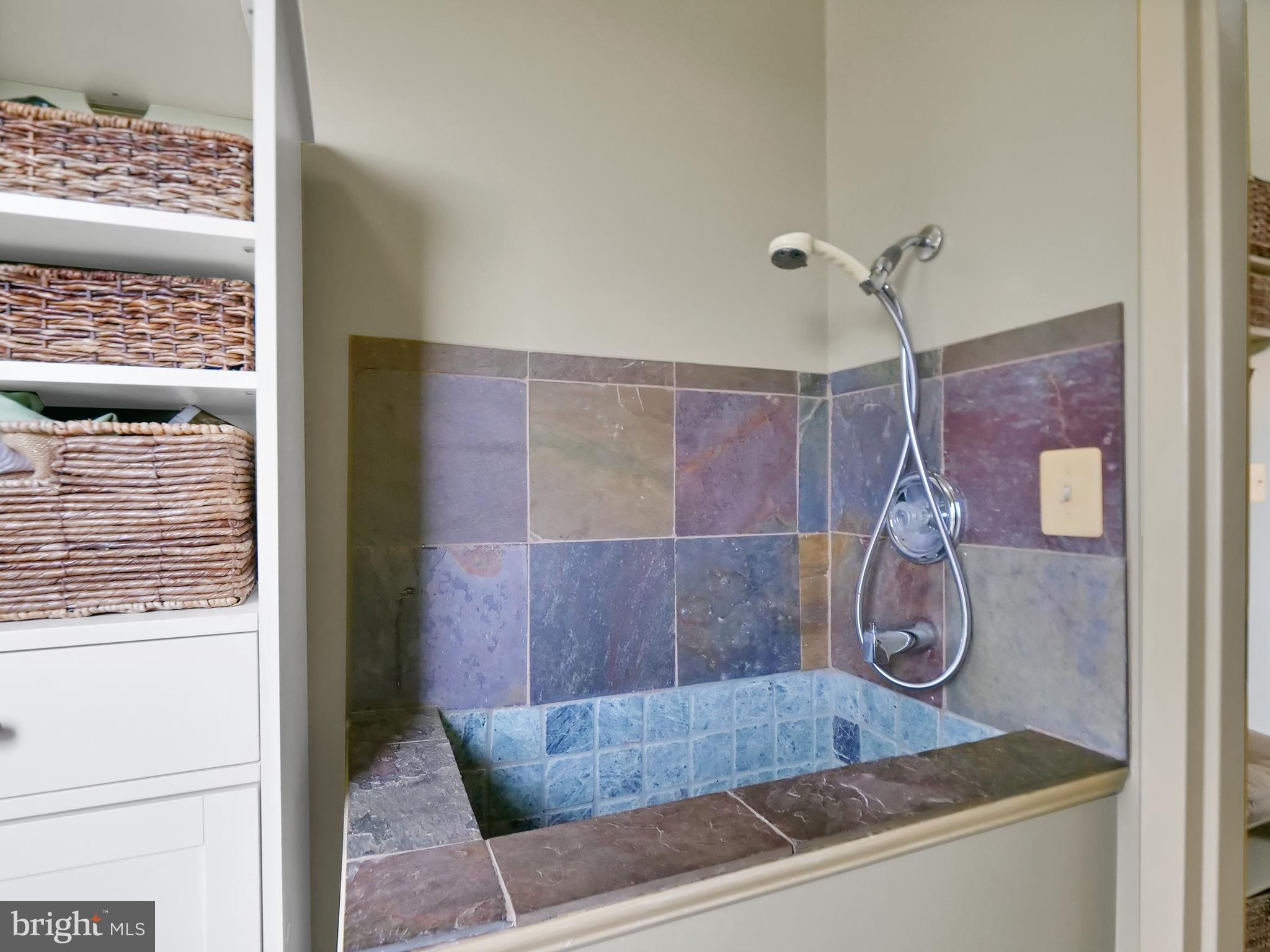 E DEBUTTS LAND - Residential