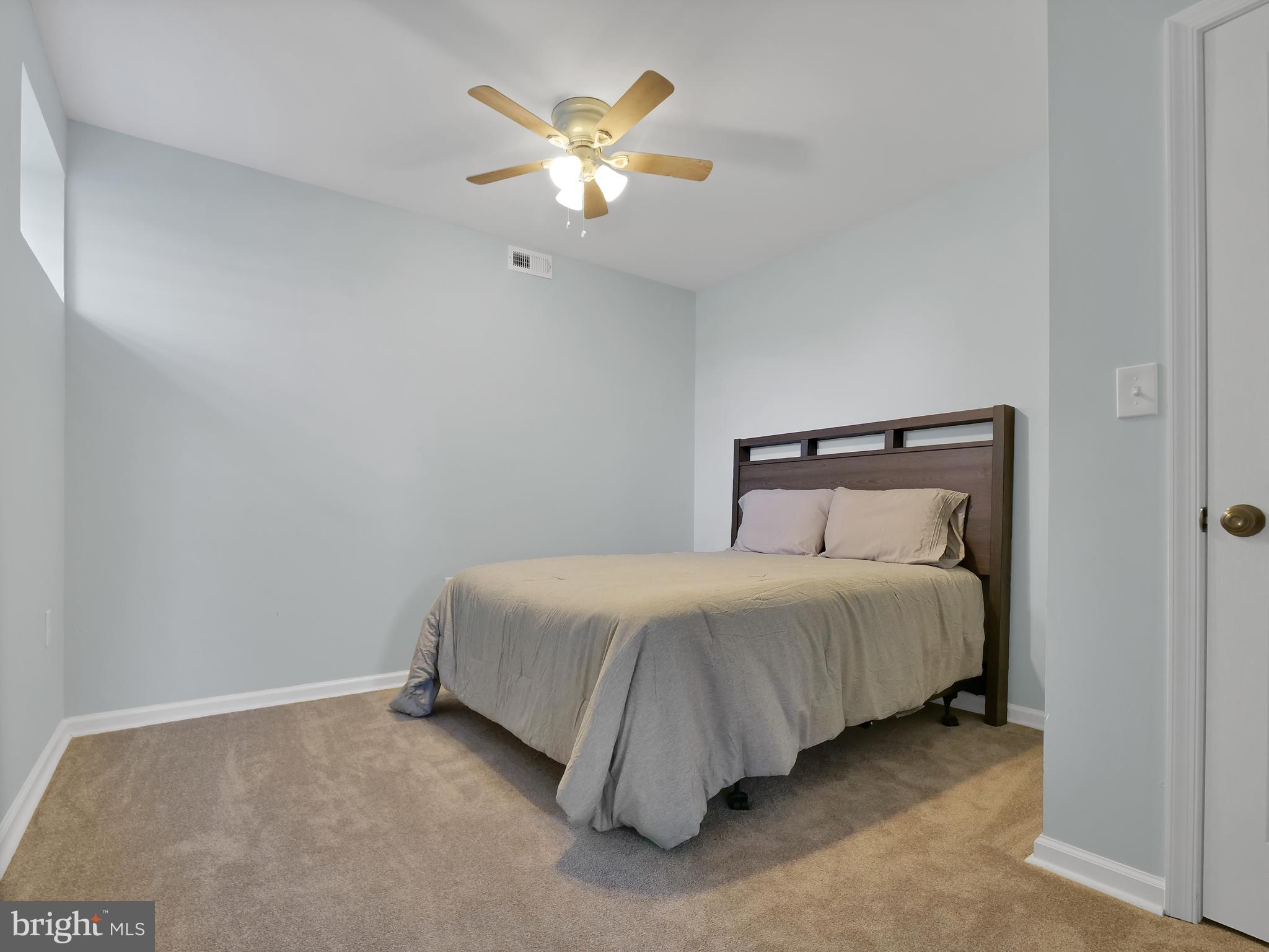 E DEBUTTS LAND - Residential