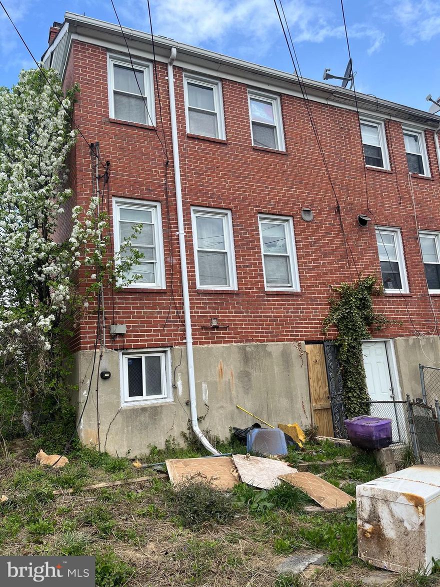 PRICE JUST REDUCED 
PRICE DROP !!!!!!!!!!!!!!!! JUST REDUCED
No showings permitted.  As Is Where is Sale.  Full renovations are selling in the 280K range per most recent comps.      ******************ADDITIONAL PHOTOS ARE AVAILABLE UPON REQUEST*************************