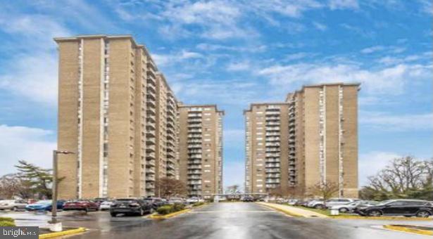 BUYER"S LOAN has fallen apart. THIS IS A MAGNIFICENT BUY!! Fabulous 2-bedroom condo with balcony. SHOWS LIKE A MODEL HOME......Updated Kitchen with new appliances, NOTE***refrigerator to be replaced with a new SS one this coming week... this home is in Wonderful Condition… Enjoy the outdoor pool and the incredible exercise center… 24-hour security and monitored entry front desk. All utilities (heating… A/C and Water) are included in the condo fee
PLEASE PARK IN VISITOR SPOTS ONLY
Your buyer’s will love it!