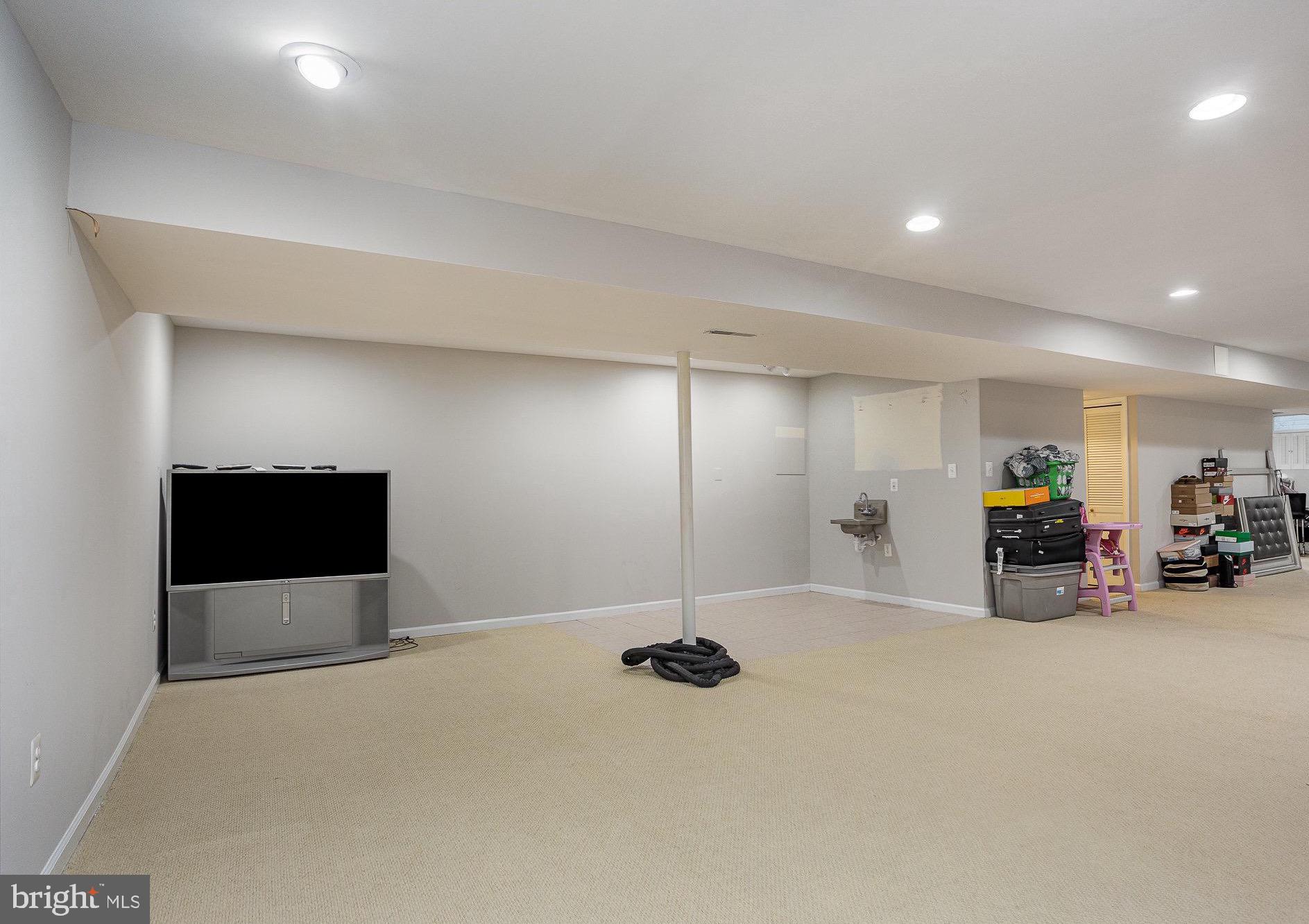 LOGANS RUN - Residential