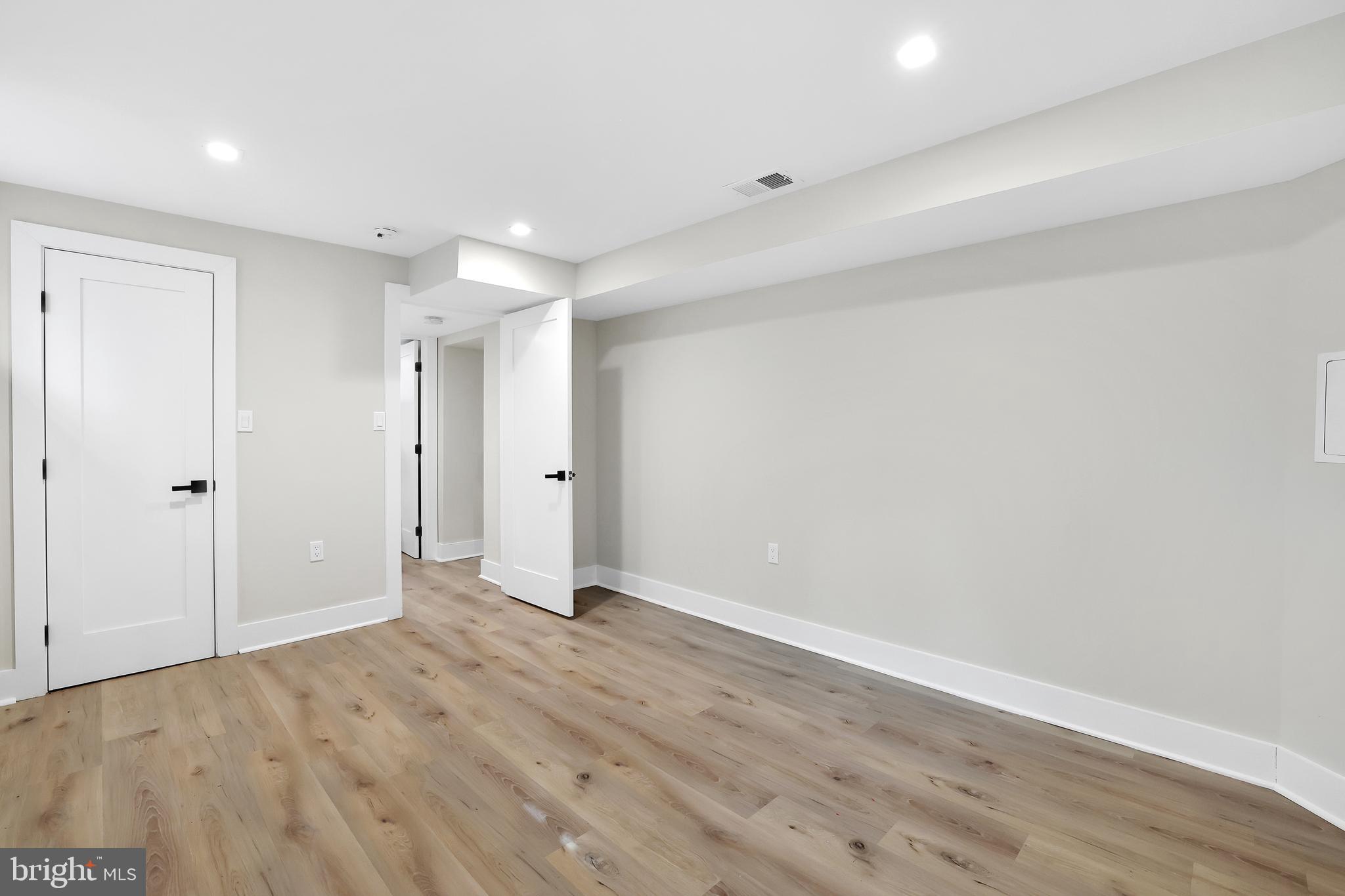 CRESTWOOD - Residential Lease