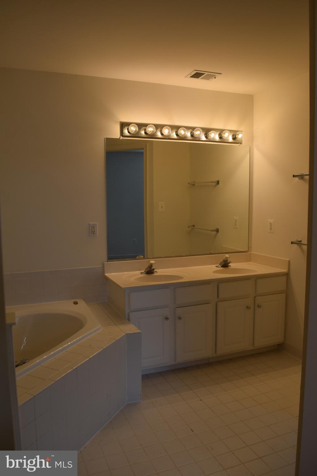 UNIVERISTY CENTER - Residential Lease