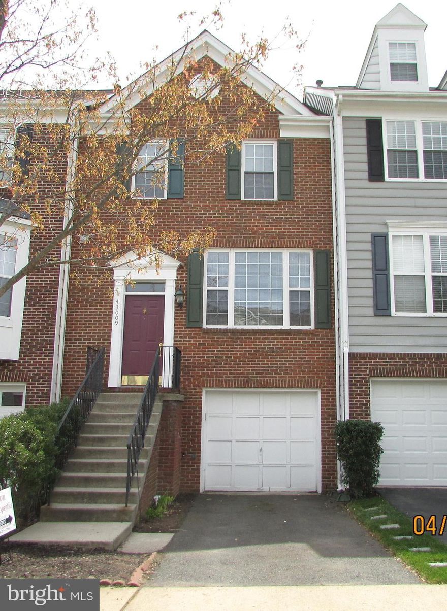 Brick front with 3 level bump outs,9' ceilings,hard wood floor on main level .Master bedroom with vaulted ceilings,walk in closet and attached Bath.S/S appliances and granite counter tops.Good size Deck,walk to shopping,pool and Tennis. No smokers,no pets.