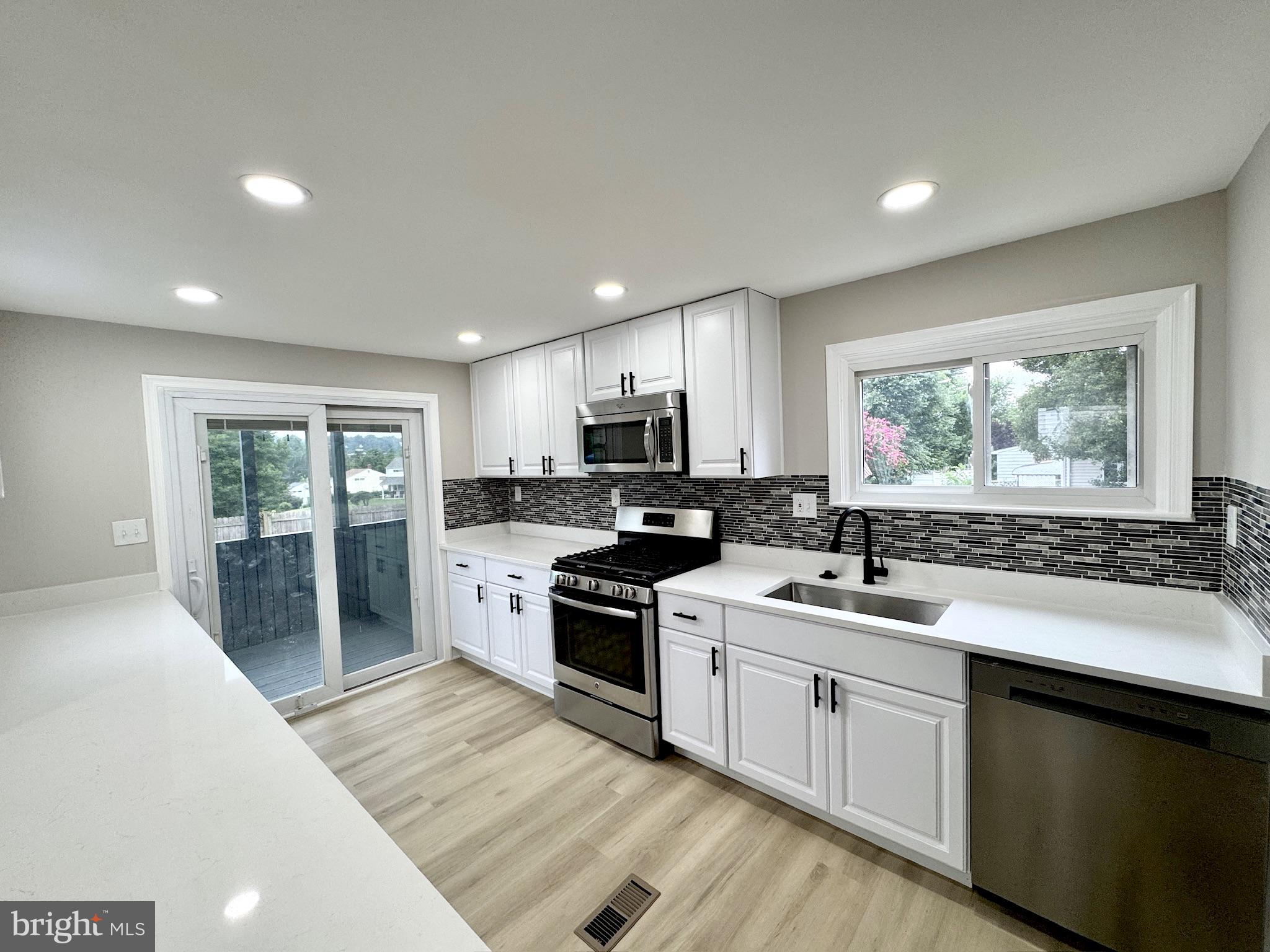 1231 POPLAR AVENUE