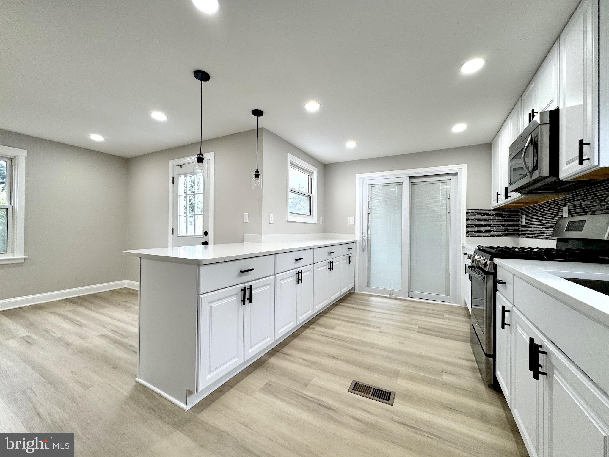 1231 POPLAR AVENUE