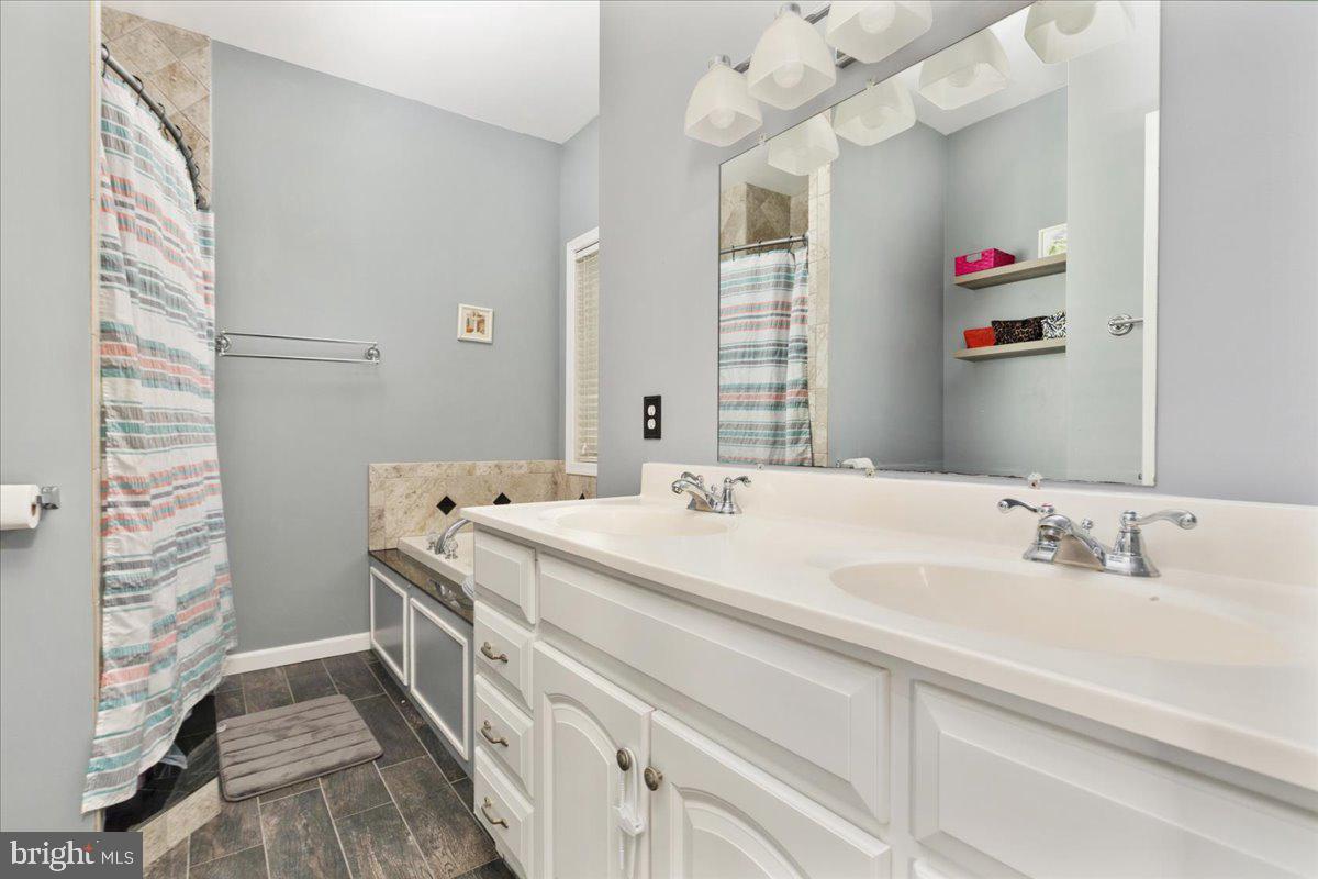 LAKE FRONT ROYAL - Residential