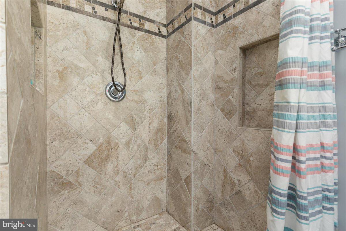 LAKE FRONT ROYAL - Residential