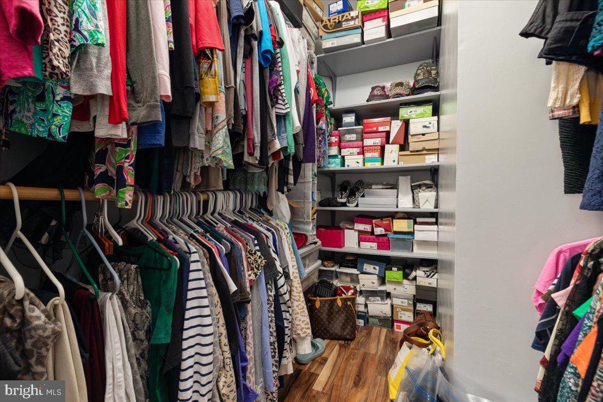 LAKE FRONT ROYAL - Residential