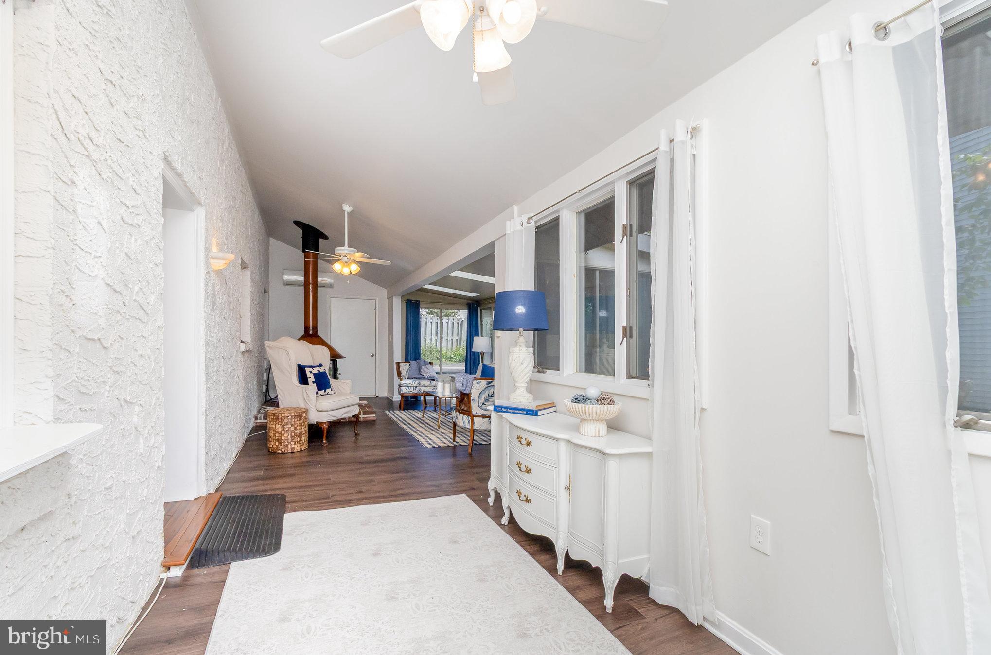 WOODLAND BEACH - Residential