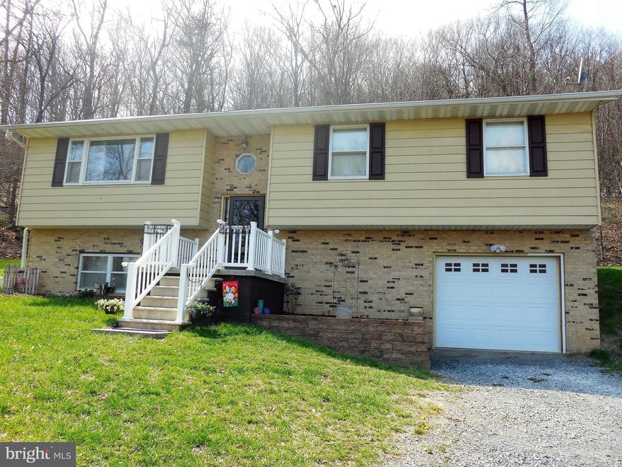 Move in ready split foyer with .78(total)acre lot in Sherwood Acres. This house has a new kitchen, new laminate floors and carpet. Nice secluded lot with only a few neighbors. If you are looking for a nice home in WV you don't want to miss out on this one. Comes with additional Tax ID #:  290413A005500000000 for an additional .55 acre lot.