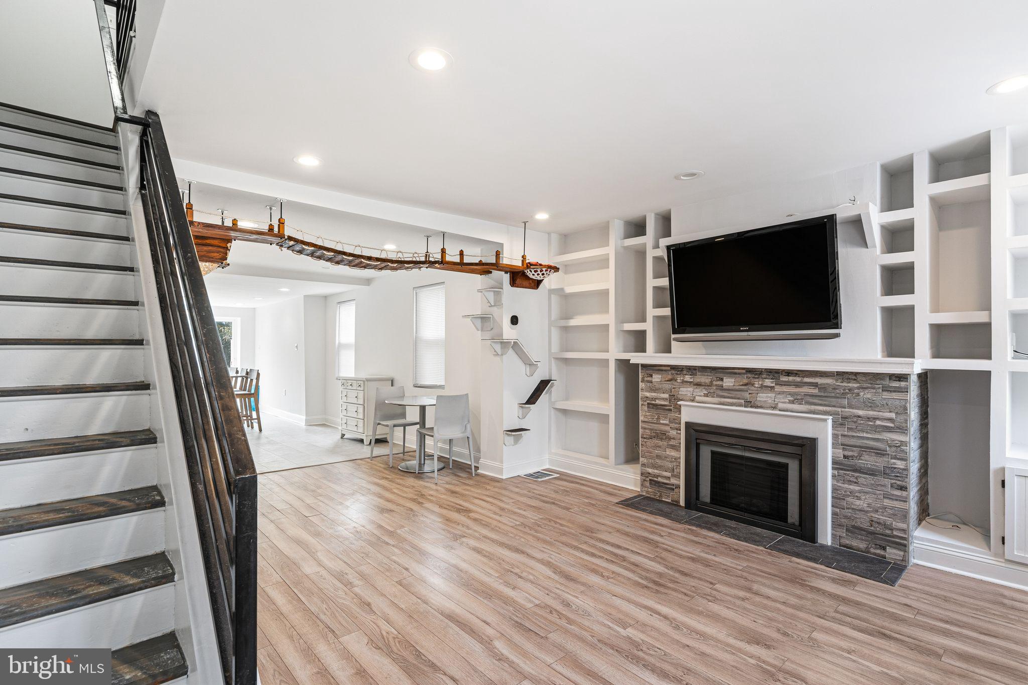 2320 E LEHIGH