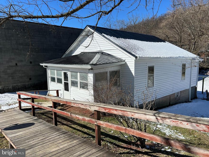 Don't want to live in an apartment,  this little Bungalow is for YOU! Come check out this cozy little home close to everything. Walking distance to all the cool things that Berkeley Springs has to offer.   This cozy little 2 bedroom house sits just minutes from the heart of downtown. Come check it out before its gone!
Credit, criminal, background check must be passed to be considered. $40 per each applicant over the age of 18 living in the home. No Pets and No Smoking!