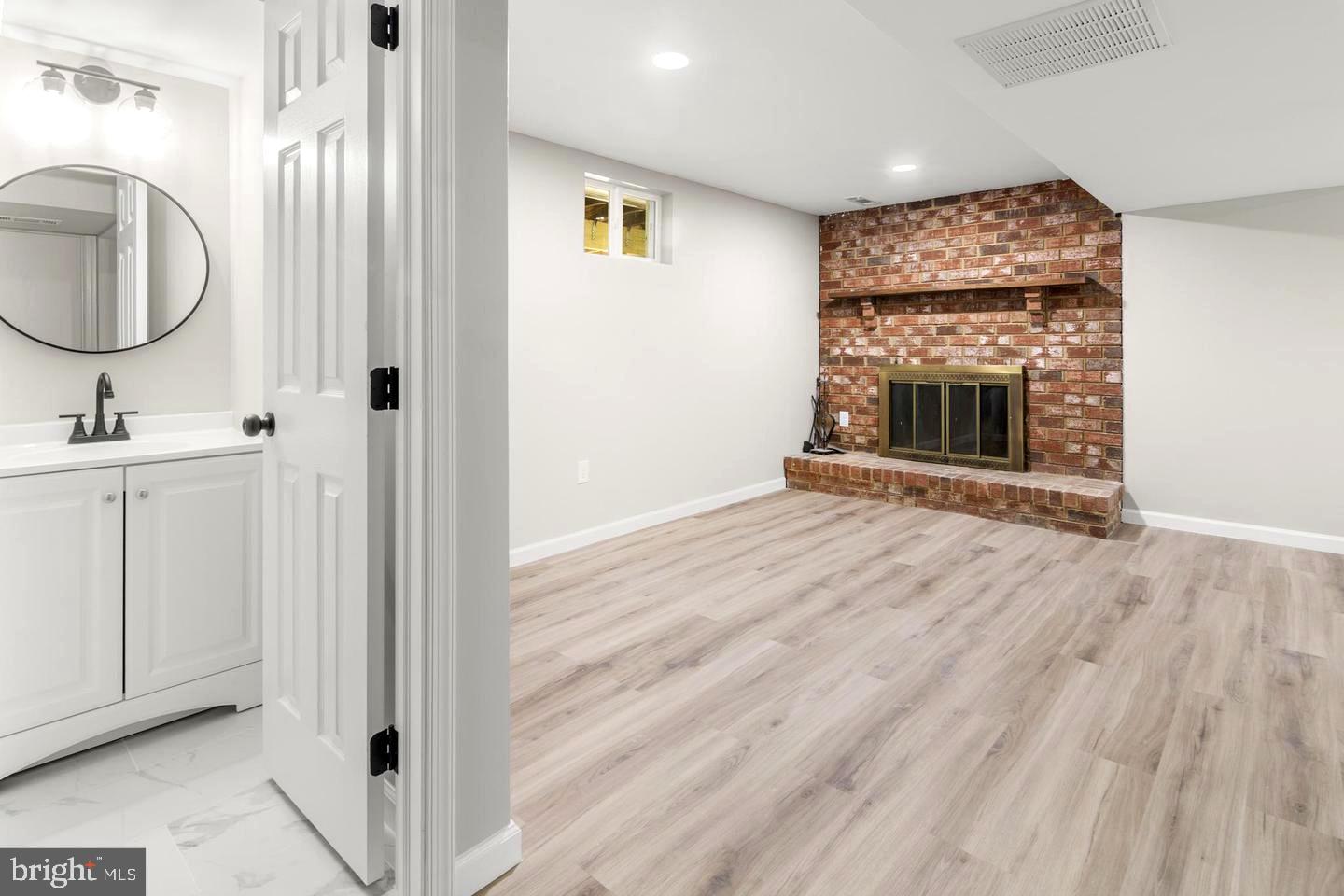 994 HILLENDALE DRIVE