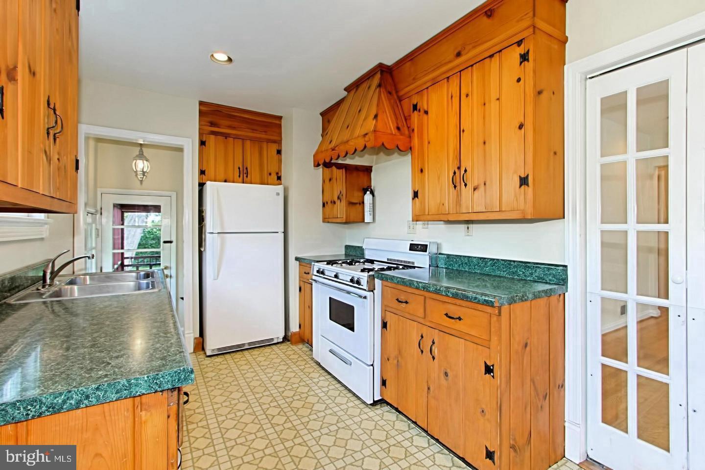 GROVE AVENUE - Residential Lease