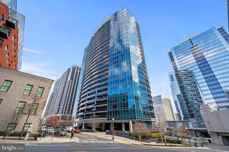 Unbeatable Penthouse-Completely renovated,
Unbeatable View!
2-car garage with lots of storage!!!