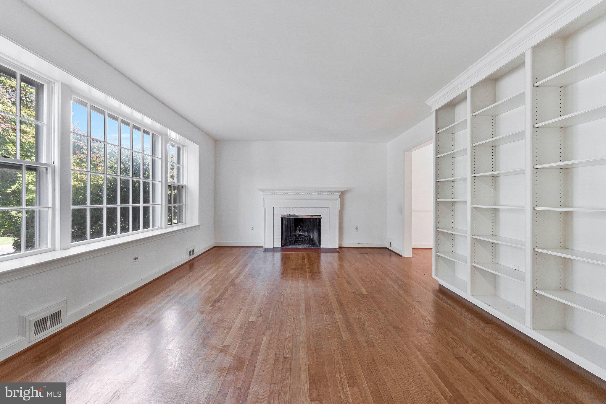 1719 OAK LANE