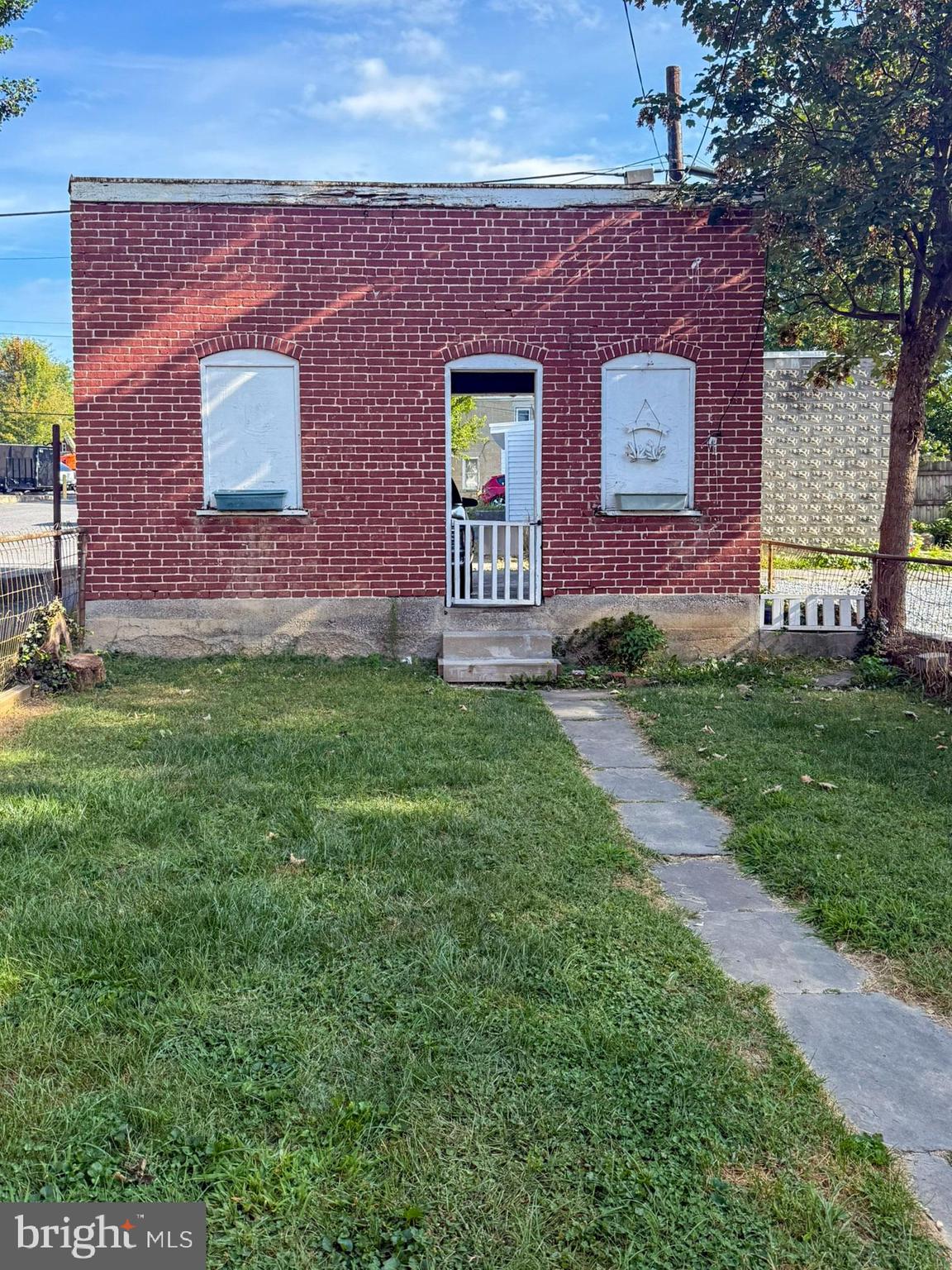 Main image without alt text