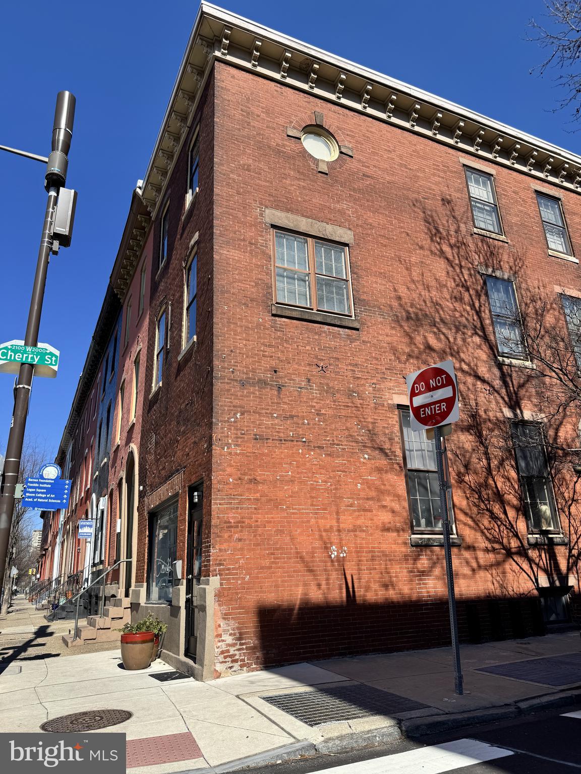 LOGAN SQUARE - Commercial Sale