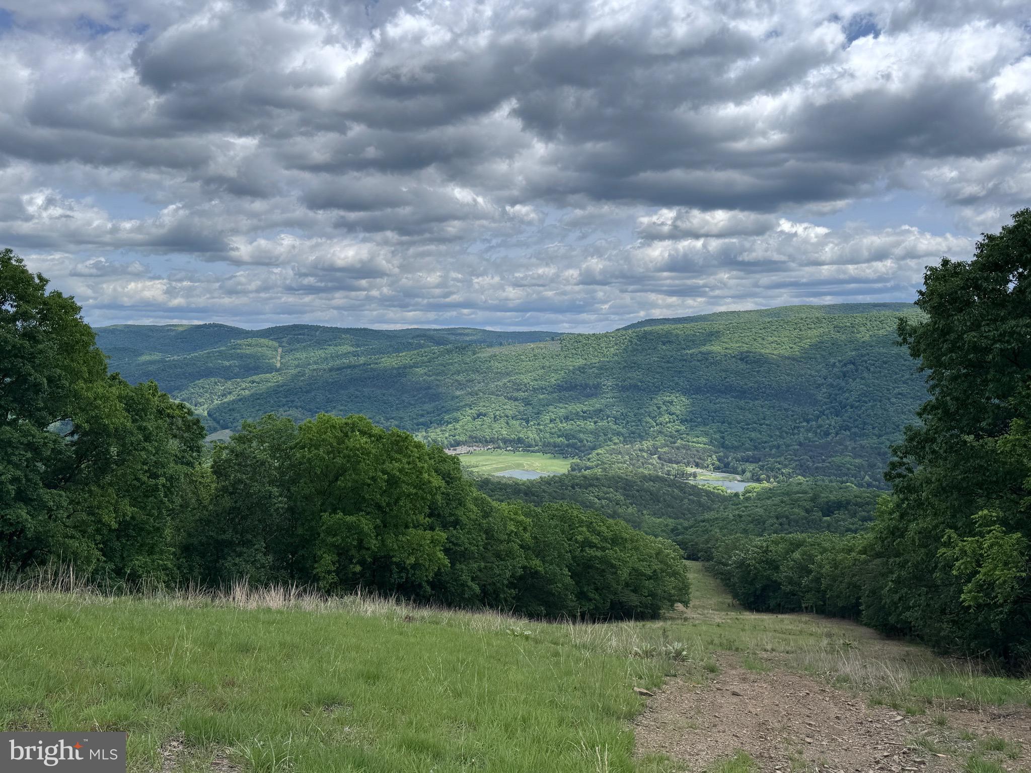 MOUNTAIN LAKE RETREAT - Residential