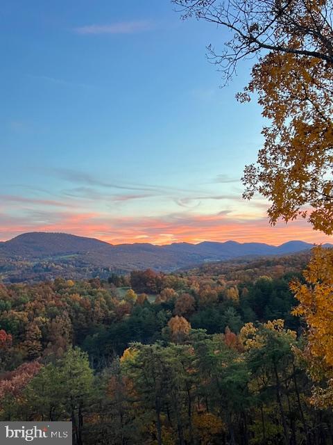 MOUNTAIN LAKE RETREAT - Residential