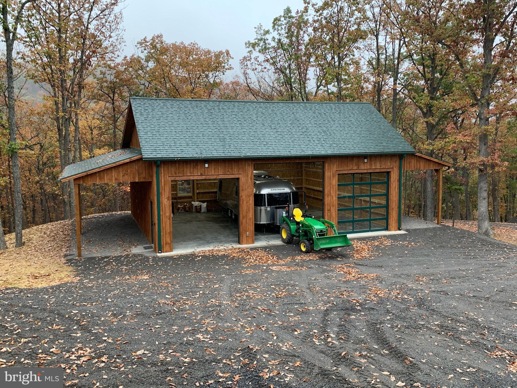 MOUNTAIN LAKE RETREAT - Residential