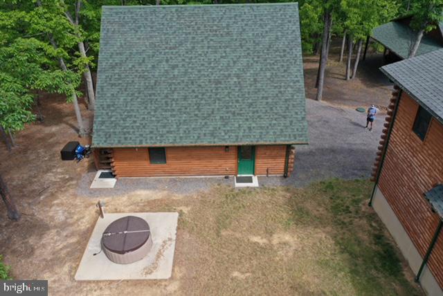 MOUNTAIN LAKE RETREAT - Residential