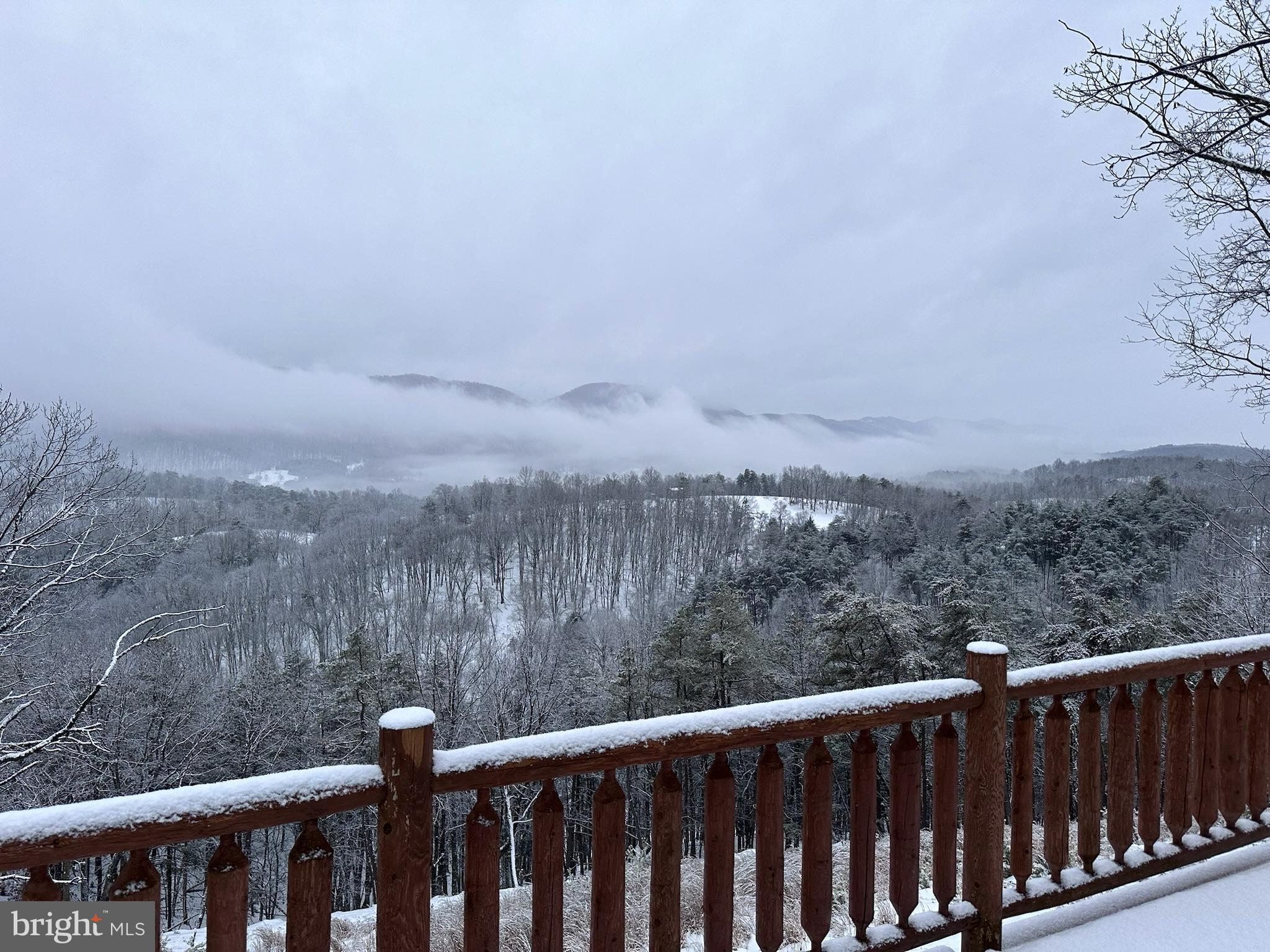 MOUNTAIN LAKE RETREAT - Residential