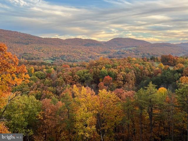 MOUNTAIN LAKE RETREAT - Residential