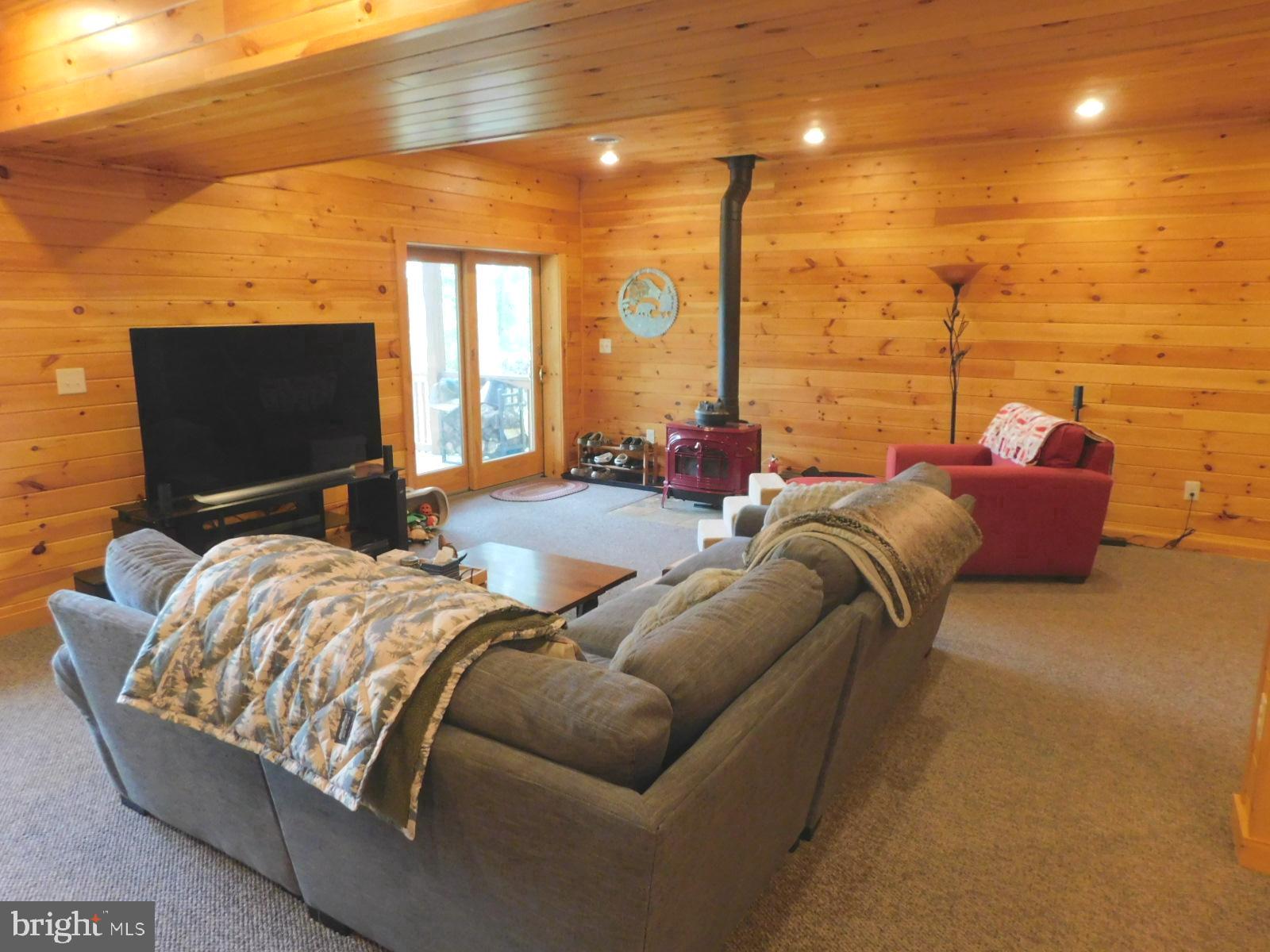 MOUNTAIN LAKE RETREAT - Residential