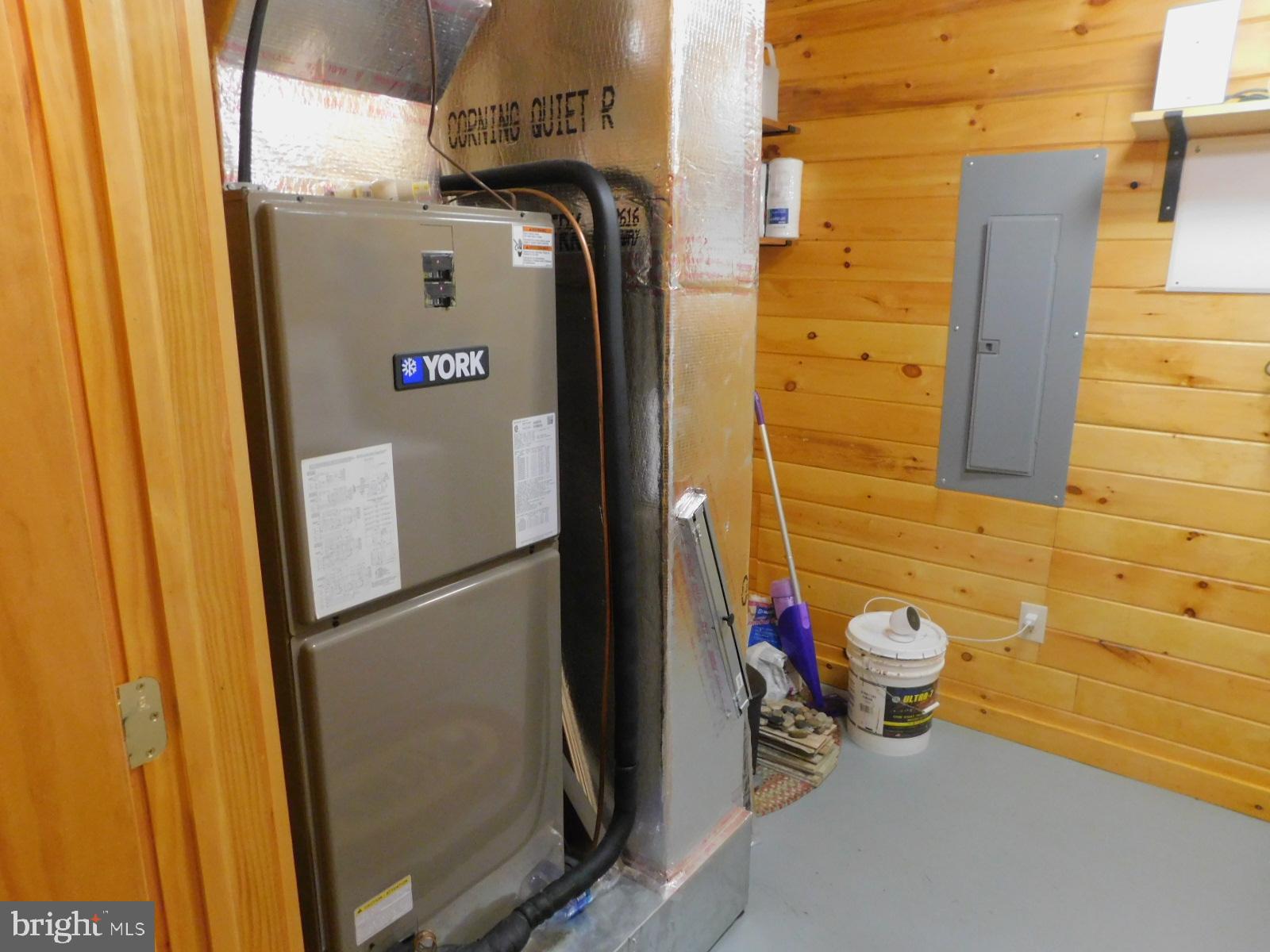 MOUNTAIN LAKE RETREAT - Residential