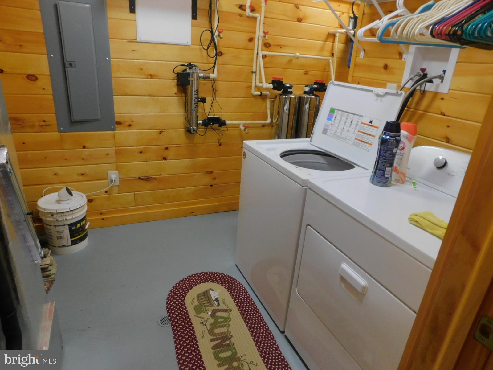 MOUNTAIN LAKE RETREAT - Residential