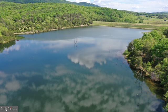 MOUNTAIN LAKE RETREAT - Residential