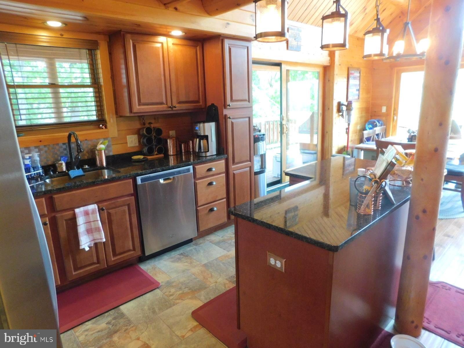 MOUNTAIN LAKE RETREAT - Residential