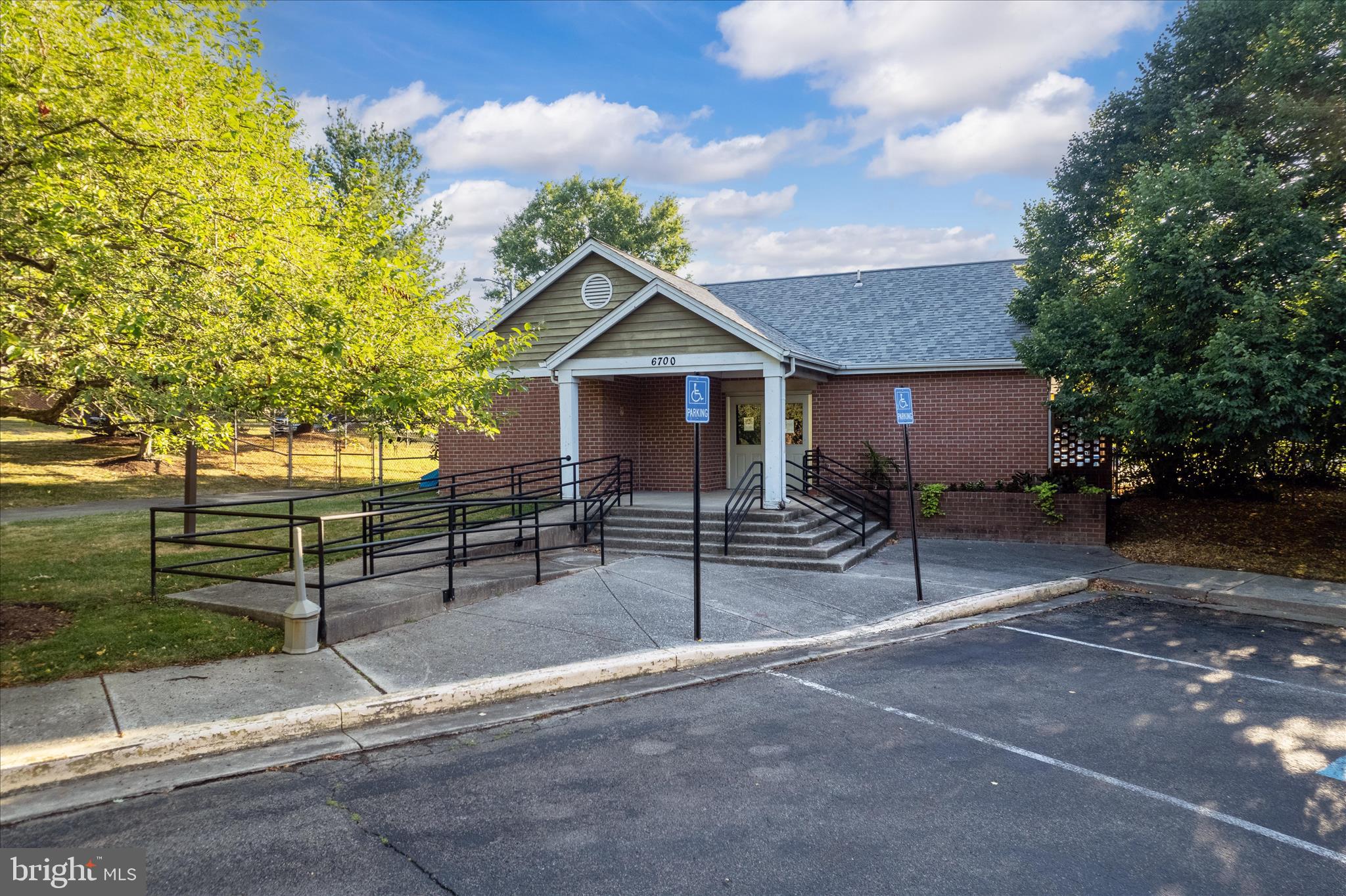 CROMWELL FOUNTAIN - Residential