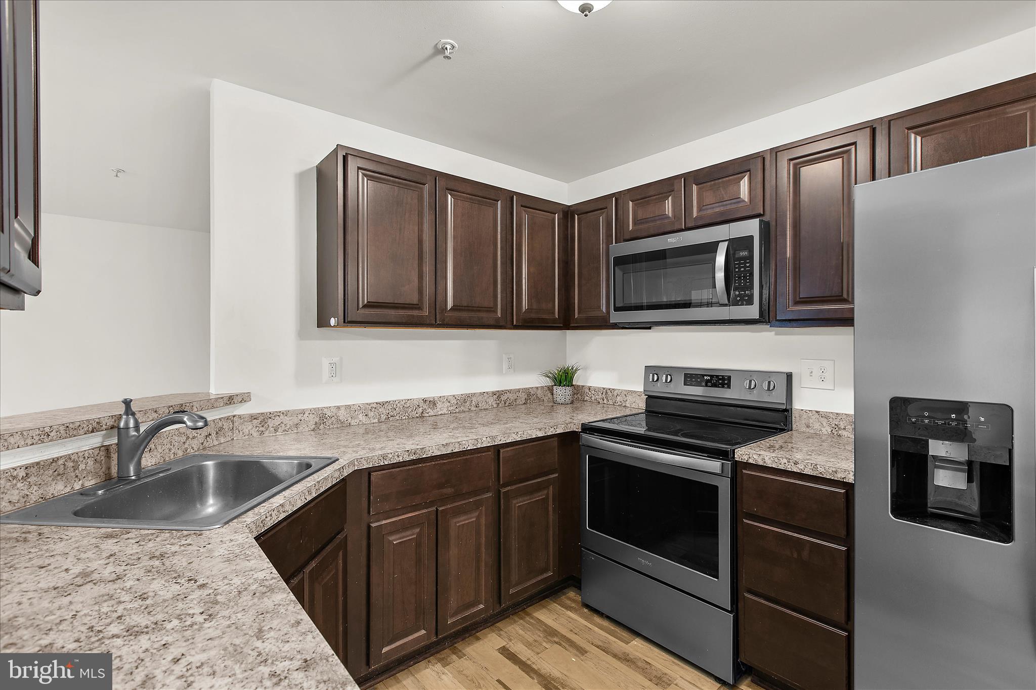 CROMWELL FOUNTAIN - Residential