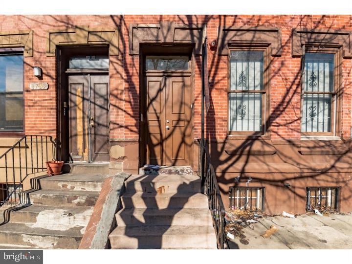 This apartment is just a quick walk away from campus. With hardwood floors throughout, a stove/oven, microwave, dishwasher, refrigerator, and lots of cabinet and counter space and Washer and dryer!! And more! Call today to schedule a showing of this apartment before it's gone.