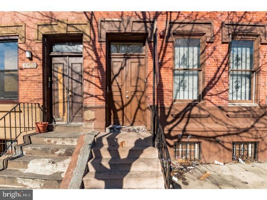 This apartment is just a quick walk away from campus. With hardwood floors throughout, a stove/oven, microwave, dishwasher, refrigerator, and lots of cabinet and counter space and Washer and dryer!! And more! Call today to schedule a showing of this apartment before it's gone.