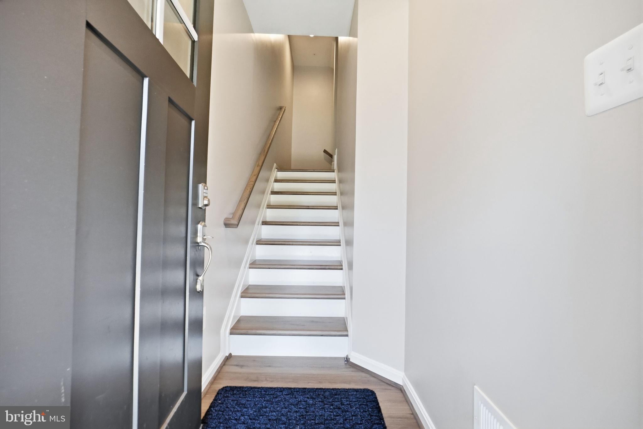7811 WOLF RUN LANE