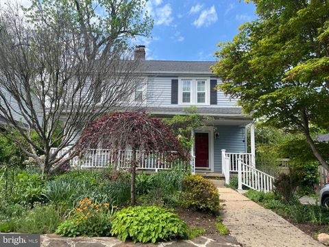 Photo of 2816 W George Mason Road, FALLS CHURCH, VA 22042 (MLS # VAFX2306824)