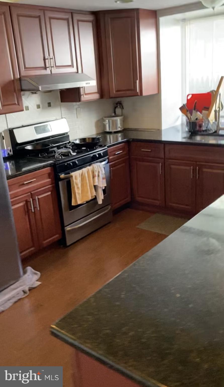 Welcome to 3 bedroom cozy house, currently tenant occupied, need 24 hours notice showing.