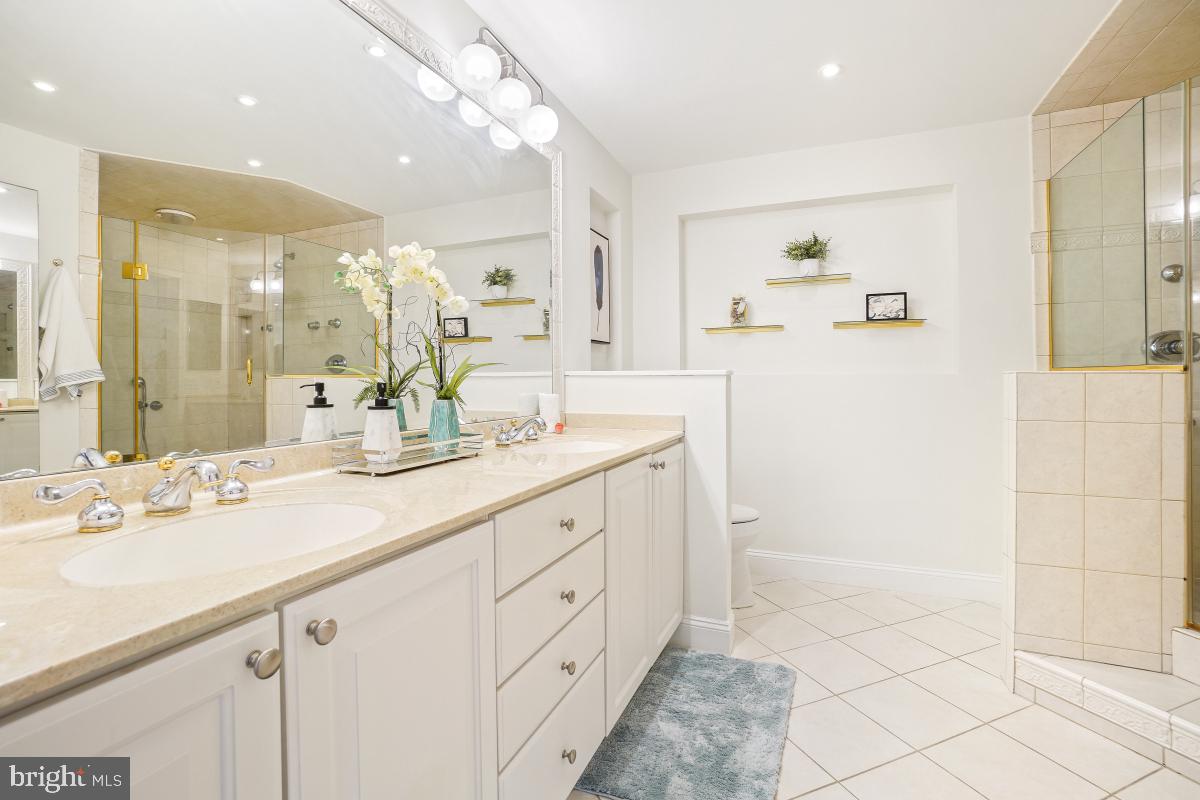 PROMENADE TOWERS - Residential