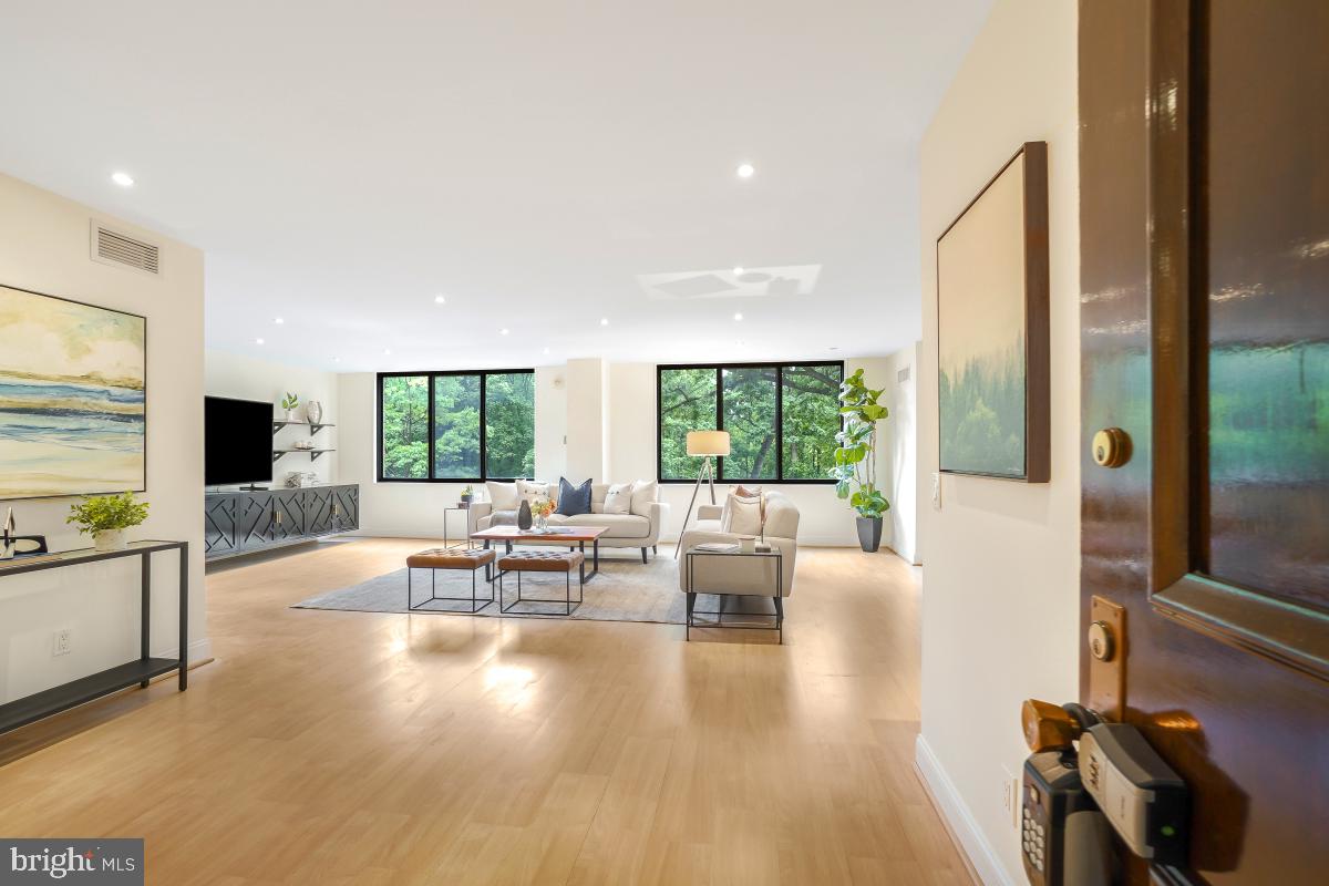 PROMENADE TOWERS - Residential