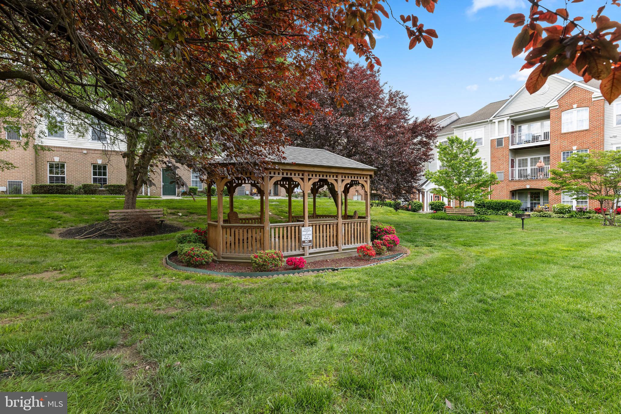 THE COURTYARDS AT POND - Residential